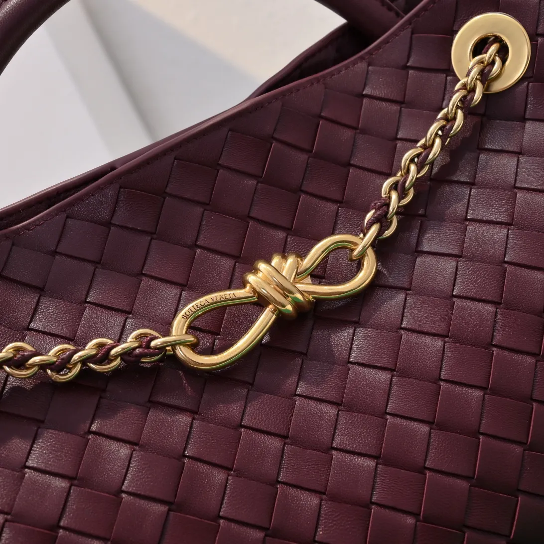 Batch 2460 BOTTEGA VENETA 2024 spring and summer new small ANDIAMO chain bag is also available! 🔥🔥I believe many friends have been waiting for a long time. The metallic chain adds a touch of sophistication to the original softness and elegance of Andiamo. The collision of classic craftsmanship and elegance creates a different kind of beauty. Style number: 6009 Size: 32*24*12cm